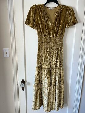 R. Vivimos Gold Velvet Tiered Short-Sleeve Maxi Dress 4/6